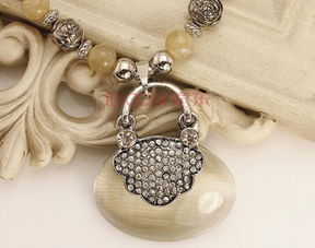 春夏時尚點睛之筆 百搭長款毛衣鏈的穿搭魅力與商業機遇